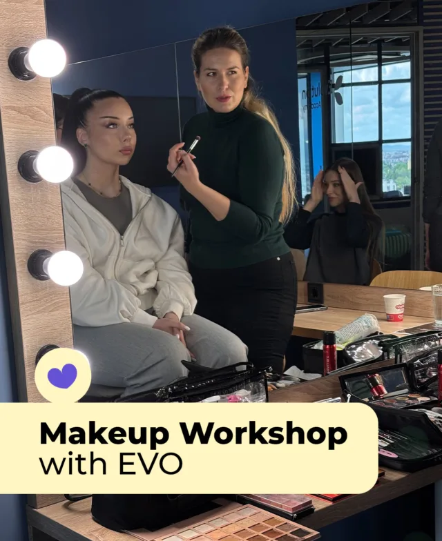 💄 Makeup Workshop с EVO
Споделихме най-добрите glow-up hacks с нашите момичета — за да сияят пред камерата като истински суперзвезди. ✨
Грим, увереност и малко attitude — това е формулата.
🔥 Искаш ли и ти?
Кандидатствай сега 👉🏻 workatevolution.bg