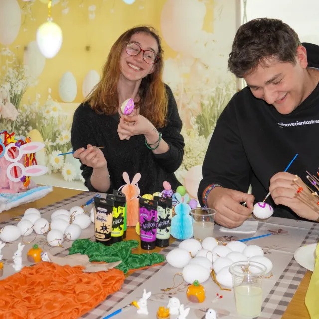 🐣 Celebrating Easter with some fun and creativity at Evolution Madrid! From playful bunny hunts to personalized egg painting, it’s all about bringing joy to the workplace and sharing smiles together. 🐰💛
#EasterAtWork #TeamFun #LifeAtEvolution #EVOculture